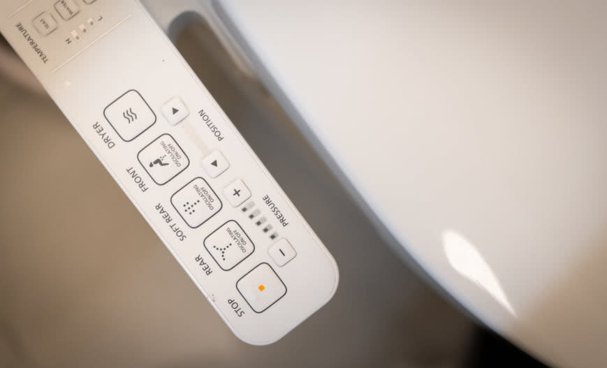 Inteligentna łazienka premium: przewodnik po elektronicznych toaletach i deskach myjących 